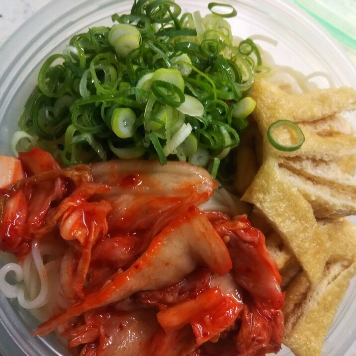 キムチと油揚げとねぎのぶっかけそうめん